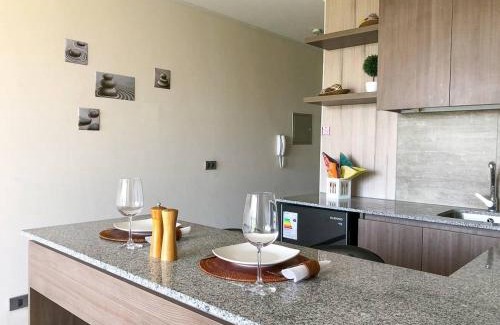 Apoquindo Apartment | Charming Studio - w/Mountain View, Pool, & Gym