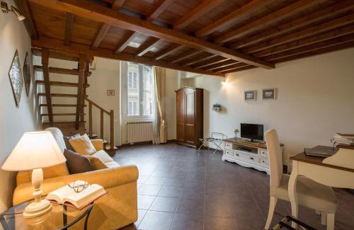 San Lorenzo Apartment | Charming Suite Cavour heart of Florence