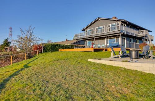 Northeast Tacoma Apartment | Charming Tacoma Apartment with Deck and Skyline Views!