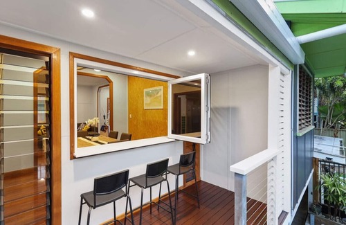 Manoora House | Charming Traditional Queenslander - Close To City