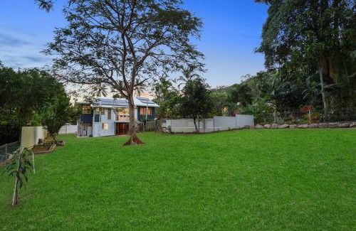 Manoora House | Charming Traditional Queenslander - Close To City