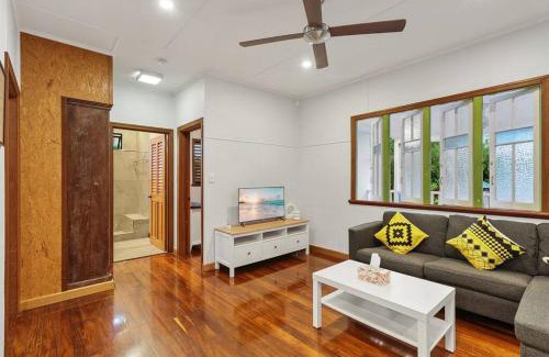 Manoora House | Charming Traditional Queenslander - Close To City