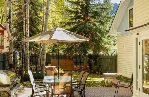 West End House | Charming Triangle Park Home - West End - Perfect Location for Summer & Winter!