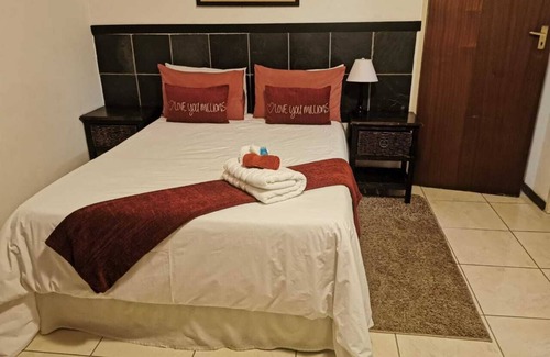 Pretoria Bed & Breakfast | Charming Tshwane B&B with Secure Entrance & Central AC