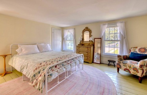 Sag Harbor Cottage | Charming two bedroom cottage--walk to village