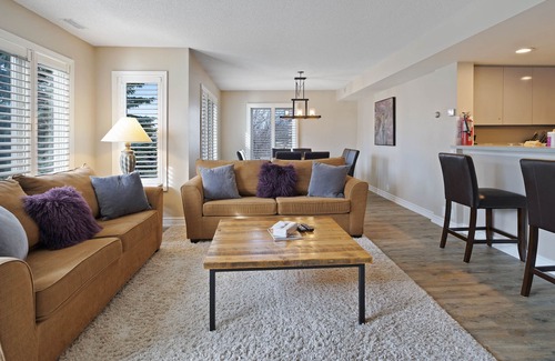 The Blue Mountains Condo | Charming & unique retreat w/ a seasonal swimming pool in an unbeatable location