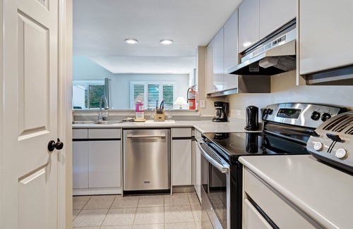 The Blue Mountains Condo | Charming & unique retreat w/ a seasonal swimming pool in an unbeatable location