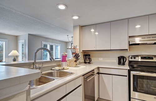 The Blue Mountains Condo | Charming & unique retreat w/ a seasonal swimming pool in an unbeatable location