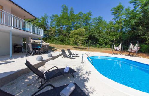 Zupanici Villa | Charming villa Prisca with pool and nice view of the wood