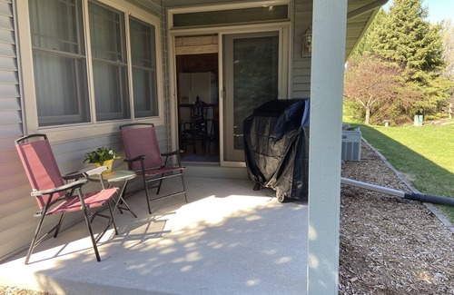 Oconomowoc Villa | Charming villa with 2 bedrooms, AC and gas fireplace, in enchanting Oconomowoc