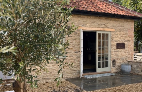 Calne House | Charming Vineyard Guesthouse - Scenic Views & Wine