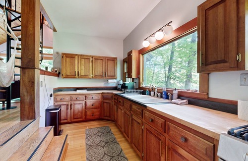 Barnard House | Charming waterfront 2BR house, private beach, waterfall, firepit, wifi, kayak