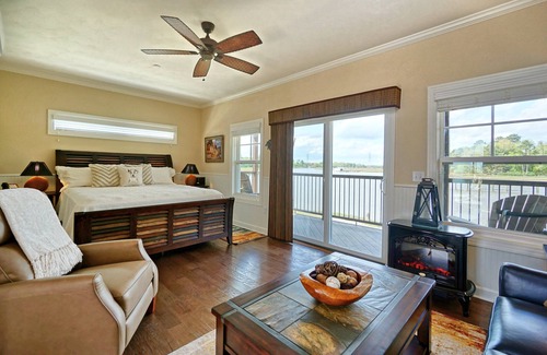 Suffolk Hotel | Charming waterfront hotel with balcony, WiFi and AC in delightful Suffolk