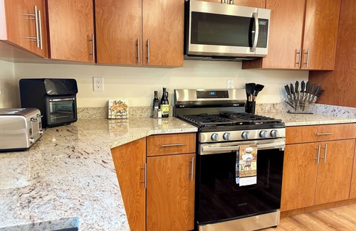 Saugerties South Apartment | Charming Waterfront 3BR, Hot Tub, Kayaks, Sauna, Pet Friendly,