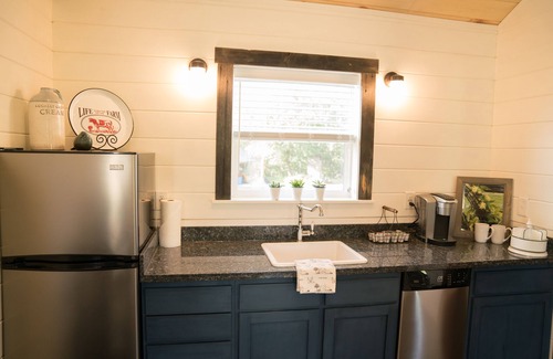 Ashland Cottage | Charming well appointed Cottage in Ashland (800 + sq. ft.)