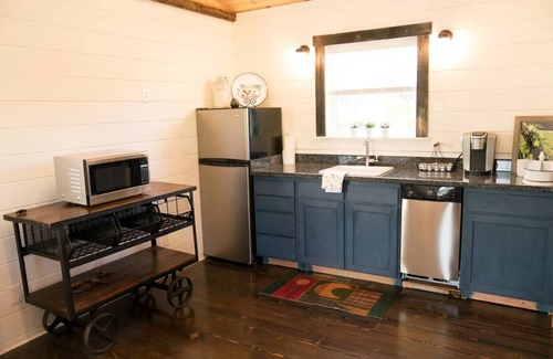 Ashland Cottage | Charming well appointed Cottage in Ashland (800 + sq. ft.)