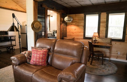 Ashland Cottage | Charming well appointed Cottage in Ashland (800 + sq. ft.)