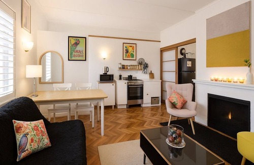 Toorak Apartment | Charming, well priced, recently renovated 1-bedroom deco apartment in Toorak