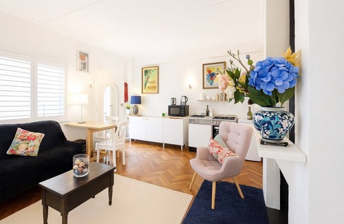 Toorak Apartment | Charming, well priced, recently renovated 1-bedroom deco apartment in Toorak