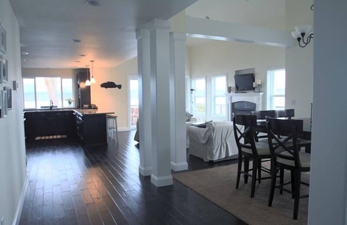 Poulsbo House | Charmingly Elegant High Bank Waterfront Home