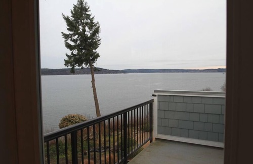 Poulsbo House | Charmingly Elegant High Bank Waterfront Home