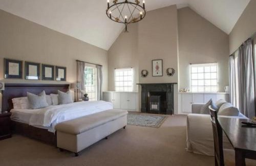 Greater Johannesburg Metropolitan Area Hotel | Chartwell Castle & Guest House