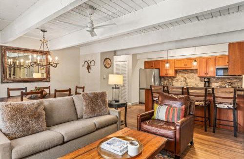Aspen House | Chateau Chaumont Unit 5, Condo with Prime Location, 1 Block to Aspen Mountain