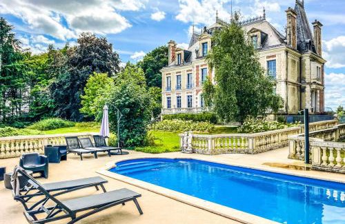 Saint-Leger-de-Fougeret Villa | Chateau de Clinzeau
