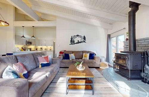Mammoth Lakes Condo | Chateau de Montagne 6 Pet-Friendly and Remodeled, On Shuttle Route by RedAwning