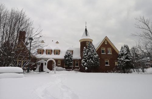 Chicoutimi House | Chateau Murdock Gite et Esthétique 1950