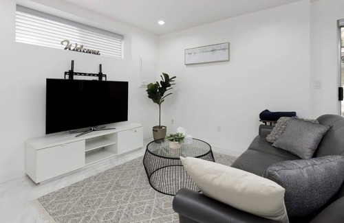 Fraserview House | Cheerful 2-Bedroom Basement in Vancouver