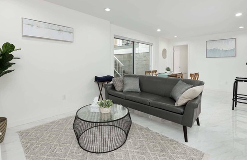 Fraserview House | Cheerful 2-Bedroom Basement in Vancouver