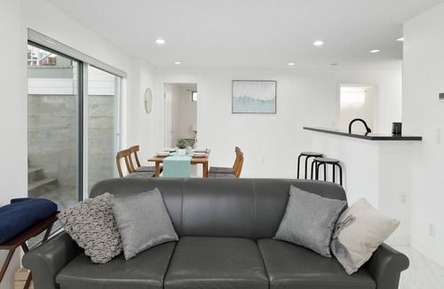 Fraserview House | Cheerful 2-Bedroom Basement in Vancouver