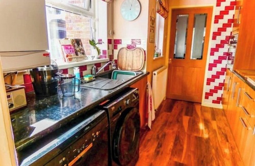 Sunderland House | Cheerful 2 bedroom cottage with Indoor Fireplace