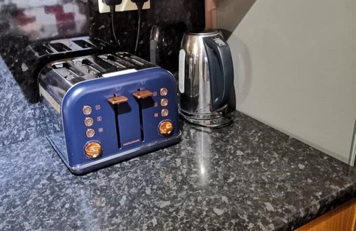 Sunderland House | Cheerful 2 bedroom cottage with Indoor Fireplace