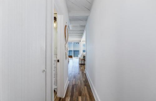 Eastern Malibu House | Cheerful 2 Bedroom With Best Sunset Views