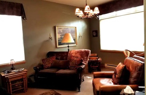 Big Sky House | Cheerful 2 bedroom with Montana cozy cabin feel