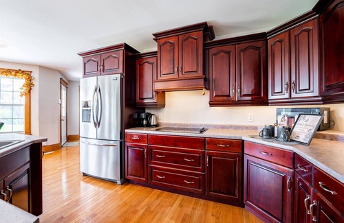 Pelham Cottage | Cheerful 3+ Bedroom Cottage with Indoor Fireplace