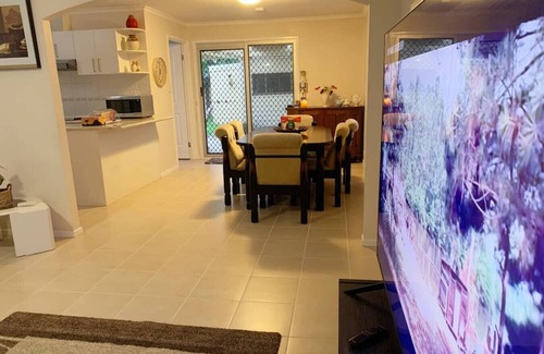 South Penrith House | Cheerful 3 bedroom house with free parking