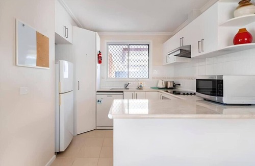 South Penrith House | Cheerful 3 bedroom house with free parking