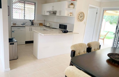 South Penrith House | Cheerful 3 bedroom house with free parking
