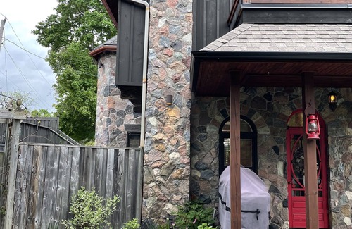 Alton House | Cheerful 3 bedroom home with outdoor pool & hottub