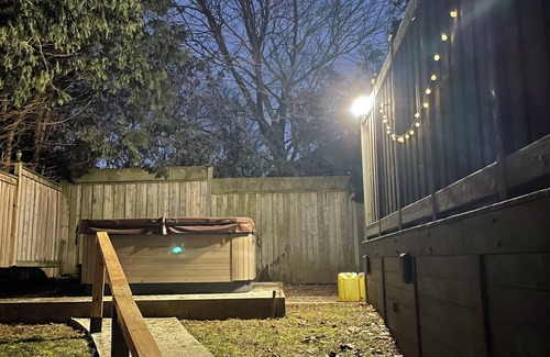 Alton House | Cheerful 3 bedroom home with outdoor pool & hottub