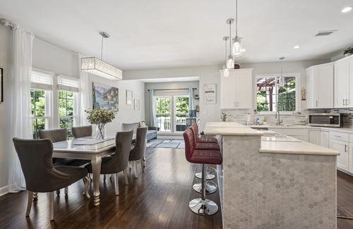 Leesburg House | Cheerful 3-Bedroom Townhouse with Indoor Fireplace