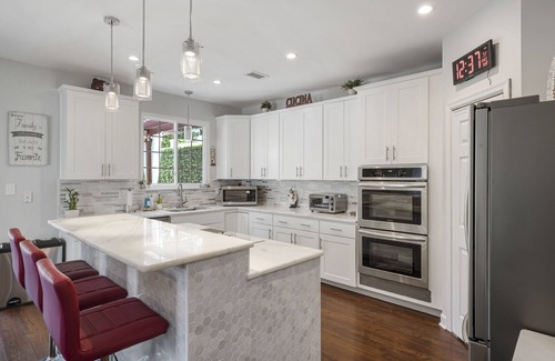 Leesburg House | Cheerful 3-Bedroom Townhouse with Indoor Fireplace