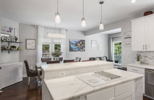 Leesburg House | Cheerful 3-Bedroom Townhouse with Indoor Fireplace