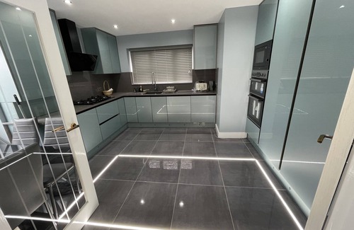 Cradley Villa | Cheerful 4 Bedroom Luxury house with free parking