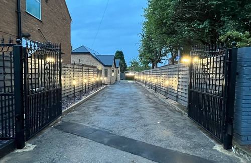 Cradley Villa | Cheerful 4 Bedroom Luxury house with free parking