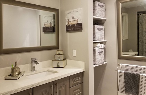 Ajax House | Cheerful 4 Bedrooms Backs Into a Ravine/ Conservation