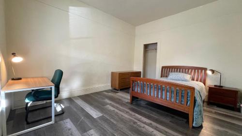 South Berkeley Apartment | Cheerful 4b/2b Residential home in Berkeley